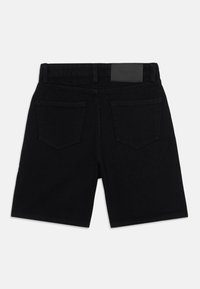 Črne denim kratke hlače z ravno krojem, petimi žepi in usnjeno oznako na pasu. Gladka tekstura z minimalnimi detajli.