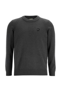 Donkergrijze lange mouwen crewneck trui met geribbelde manchetten en zoom, subtiele gestikte schouderdetails en een klein zwart patchlogo op de borst.