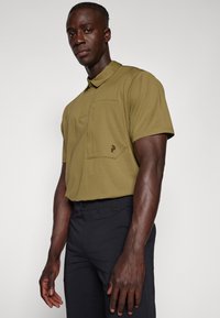 Peak Performance POCKET - Polo - snap green