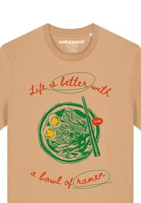 Beige T-Shirt mit einem grünen und roten Ramen-Schüssel-Design. Der Text lautet: "Das Leben ist besser mit einer Schüssel Ramen." Runder Ausschnitt, kurze Ärmel.
