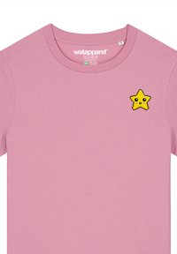 Rosa Baumwoll-T-Shirt mit einem kleinen, gestickten gelben Stern auf der linken Brust. Rundhalsausschnitt und kurze Ärmel. Glatte Textur.