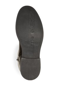 Semelle de chaussure en caoutchouc noir avec texture rainurée, logo imprimé "Marc O’Polo" et marquage de taille "37". Bord lisse et forme arrondie.
