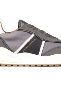 Sneaker grigio in pelle con finitura testurizzata, caratterizzato da dettagli bianchi e suola beige. Include il marchio sul lato.