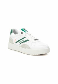 Zapatillas deportivas blancas con acentos verdes, detalles de ante gris, suela texturizada y logo en la lengüeta. Cierre con cordones y franjas laterales.