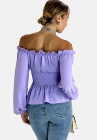 Lila schulterfreie Bluse mit langen Puffärmeln, gerafftem Taillenbereich und leichtem Peplum-Detail. Glatte Textur mit gerafften Akzenten.