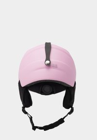 Pink hjelm med en glat skal, teksturerede sorte remme og justerbart pasformsystem. Har et centralt sort rem med en sølvknapdetalje.