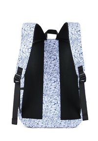 Zaino con tessuto bianco caratterizzato da un motivo astratto blu. Parte posteriore in rete nera e spallacci regolabili, progettato per comfort e traspirabilità.