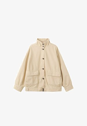 Chaqueta beige abotonada con cuello alto, mangas largas y dos grandes bolsillos delanteros con solapa.