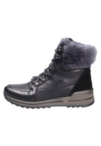 Bottes noires en cuir avec un collier en fausse fourrure, œillets en métal et semelle texturée. Présente un design élégant et une semelle intermédiaire en caoutchouc pour une meilleure adhérence.