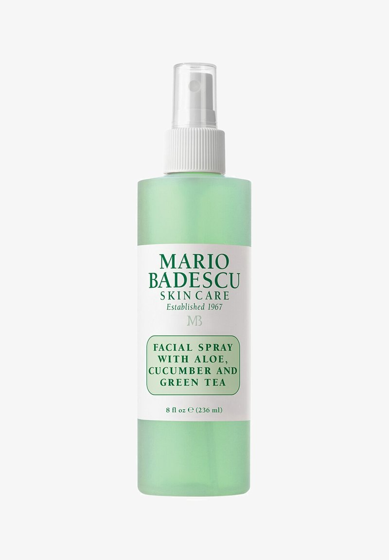 Butelka z mgiełką do twarzy Mario Badescu z aloesem, ogórkiem i zieloną herbatą, zielony przezroczysty pojemnik, biały spray, 236 ml.