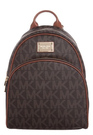 Ciemnobrązowy plecak Michael Kors z monogramem MK, jasnobrązowe wykończenia, górna rączka, przednia kieszeń na zamek i złota plakietka z logo marki.