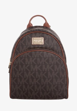 Ciemnobrązowy plecak Michael Kors z monogramem MK, jasnobrązowe wykończenia, górna rączka, przednia kieszeń na zamek i złota plakietka z logo marki.