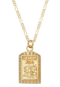 Goldenes Anhänger-Halsband mit einem rechteckigen Charm, das die eingravierte Aufschrift "VENUS 1984" und ein detailliertes Porträt zeigt. Die Kette ist verlinkt und goldfarbend.