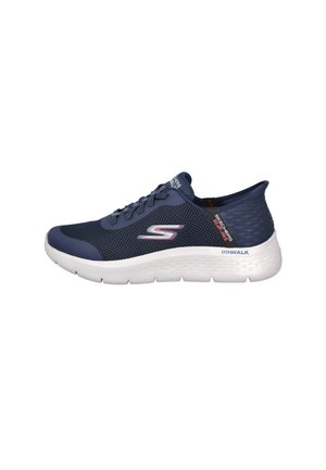Zapatilla Skechers Go Walk azul marino con suela blanca, parte superior de malla, diseño con cordones y logo de la marca en el lateral y en el talón.