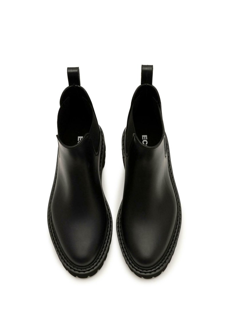 Schwarze Knöchelstiefel aus glattem Leder. Verfügen über ein Slip-On-Design, elastische Seitenpaneele und eine strukturierte Gummisohle mit detaillierter Nahtverarbeitung.