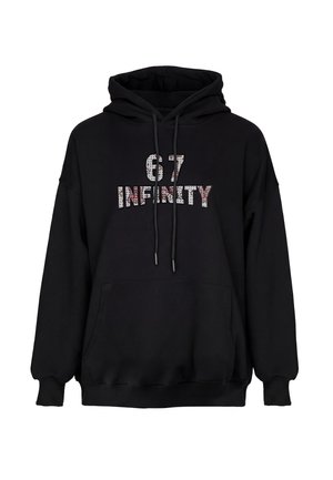 Sort hættetrøje med forlomme, snore og tekst "67 INFINITY" i mønstrede bogstaver på brystet.