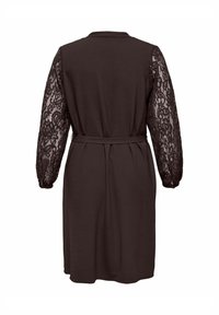 Ciemnobrązowa sukienka z długimi koronkowymi rękawami, paskiem w talii i teksturowaną tkaniną o prostym, czystym kroju.