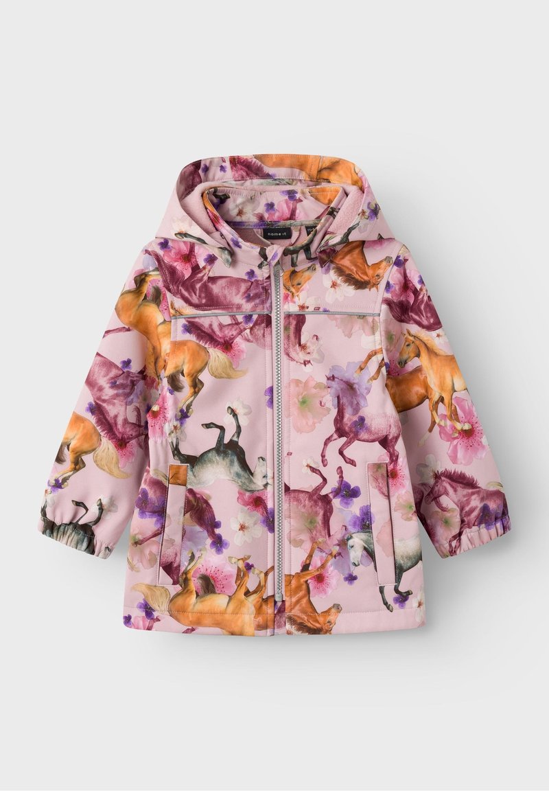 Giacca impermeabile rosa con un motivo di cavalli e fiori, dotata di zip frontale, cappuccio e polsini elasticizzati. Inclusi due taschini laterali.