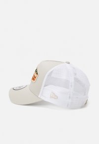 New Era TRUCKER UNISEX - Cap - stone/khaki
