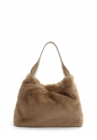 Borsa in pelliccia sintetica color marrone chiaro con una consistenza morbida, dotata di una tracolla larga e di una forma arrotondata, progettata per un uso casual.