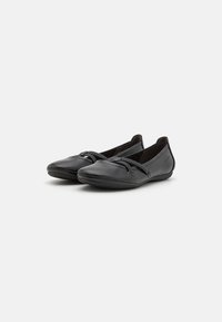 Pantofi confortabili din piele neagră, cu vârful rotund, detaliu cu bandă elastică în partea din față și un finisaj neted, mat. Talpă joasă pentru confort.