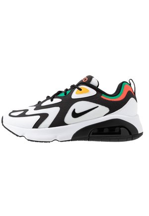 Czarno-białe sneakersy Nike Air Max z zielonymi, pomarańczowymi i żółtymi akcentami, widoczną poduszką powietrzną w podeszwie oraz czarnym logo Swoosh po boku.