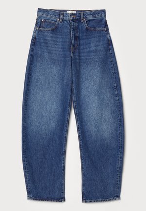 Jean en denim à coupe ample, taille mi-haute, couleur bleu profond, texture délavée, design à cinq poches et ouverture de jambe droite.