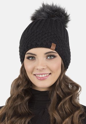 Sort strikket hue med et tekstureret mønster, toppet med en stor, kunstig pels pom-pom. Har et lille lædermærke på siden.