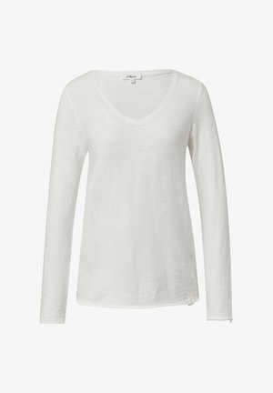 Camiseta blanca de manga larga con escote en V, hecha de un tejido ligero y ligeramente texturizado; cuenta con una pequeña etiqueta lateral con un detalle de bucle en el bajo.