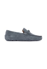 Grijze suede loafers met een ronde neus, decoratieve stiknaden en een leren accent bij de hak. Heeft een instapontwerp.