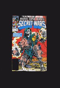 Komiks Marvel "Secret Wars" #10 zobrazuje svalnatou postavu v potrhaném zeleném a černém oblečení, s tmavou maskou a různými mechanickými prvky, na pozadí v pestrých barvách.