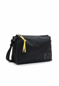 Borsa nera in tessuto con chiusura a zip, dotata di un tirazip giallo e tracolla regolabile. Include il marchio in giallo.