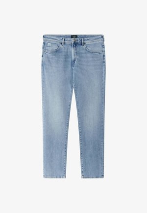 Hellblaue Slim-Fit-Jeans mit fünf Taschen, Gürtelschlaufen und Knopfverschluss, flach auf einem weißen Hintergrund liegend.