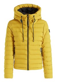 Doudoune matelassée jaune avec fermeture éclair noire devant, capuche ajustable avec cordons noirs et poches latérales zippées.