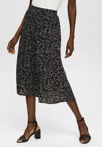 Gonna midi nera a fantasia con vestibilità comoda, realizzata in tessuto leggero, caratterizzata da disegni astratti bianchi e una vita elastica.