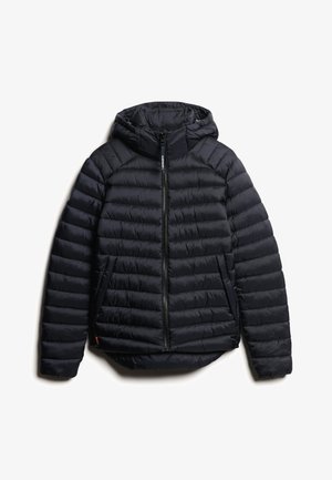 Zwart pufferjack met capuchon, voorzien van horizontaal gestikte secties, een rits aan de voorkant en elastische manchetten; gemaakt van glad, synthetisch materiaal.