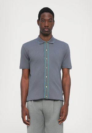 Korte mouwen polo shirt in grijs, met een knoopsluiting aan de voorkant met groene en blauwe accenten, gemaakt van een gladde, gestructureerde stof.