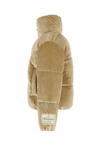 Giacca puffer beige con una texture morbida e vellutata, cappuccio e maniche oversize. Presenta un'etichetta sul braccio sinistro.