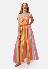 Maxikleid mit mehrfarbigen vertikalen Streifen in Pink, Orange, Gelb und Mint. Verfügt über verstellbare Träger und eine taillierte Taille mit einem seitlichen Schlitz.