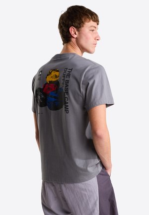 BCD CELEBRATION RELAXED SHORT SLEEVE T. - Camiseta estampada - smoked pearl