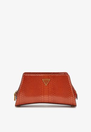 Czerwona kopertówka z faux skóry wężowej z trójkątnym, złotym logo. Posiada zaokrąglony kształt i gładką, błyszczącą powierzchnię. Zamek błyskawiczny.