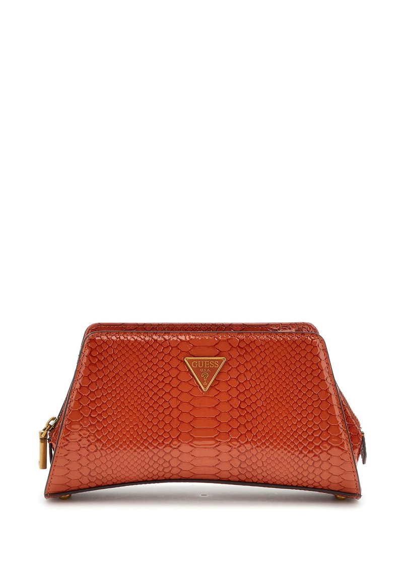 Clutch bag in finta pelle di serpente rossa con un logo dorato triangolare. Presenta una forma curva e una texture liscia e lucida. Chiusura con zip.