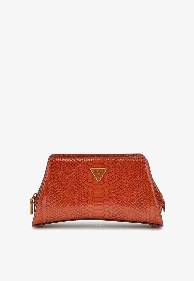 Czerwona kopertówka z faux skóry wężowej z trójkątnym, złotym logo. Posiada zaokrąglony kształt i gładką, błyszczącą powierzchnię. Zamek błyskawiczny.