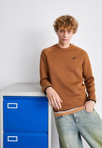 Nike Sportswear - CREW - Sweatshirt - light british tan/black Miniatyrbilde 1