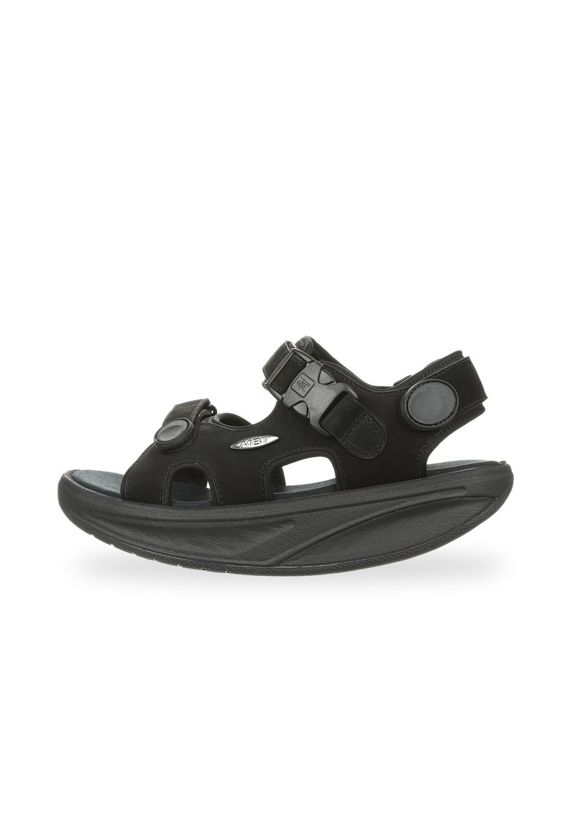 Sandalias negras con parte superior de material sintético y recortes, correas ajustables y una suela negra gruesa y texturizada para mayor estabilidad.