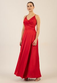 Rotes Satin-Abendkleid mit V-Ausschnitt, Wickeldesign und bodenlangem Rock. Verfügt über dünne Träger und eine glatte, elegante Textur.