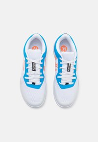 Witte sportschoenen met een ademend mesh bovenwerk, voorzien van blauwe en oranje accenten, traditionele veters en rubberen zolen met structuur.