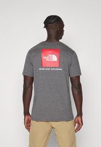 The North Face M SS BOX NSE TEE - T-shirts print - medium grey heather