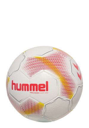 Pallone da calcio bianco con accenti grafici rossi e gialli, pannelli esagonali e logo "hummel". Realizzato in materiale sintetico.