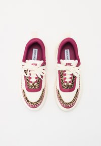 Sneaker mit einem weißen Mesh-Oberteil, burgunderfarbenen Akzenten, Leopardenmuster-Details und cremefarbenen Schnürsenkeln. Mit einer strukturierten Außensohle und markeninternem Design.